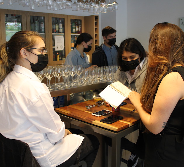 <p>Sala de<br />
<strong>Cata y Sala de Bar</strong></p>
